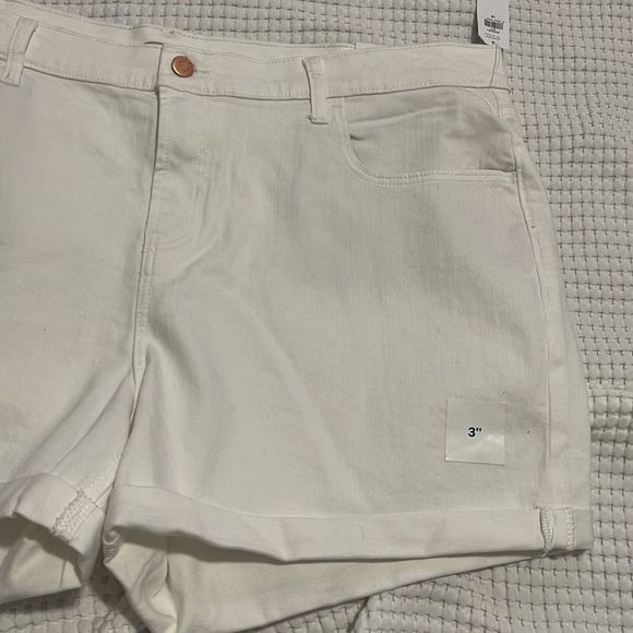 NWT-Old Navy-26 & 28 +. Mid Rise 3” Inseam Denim Short - Picture 4 of 7